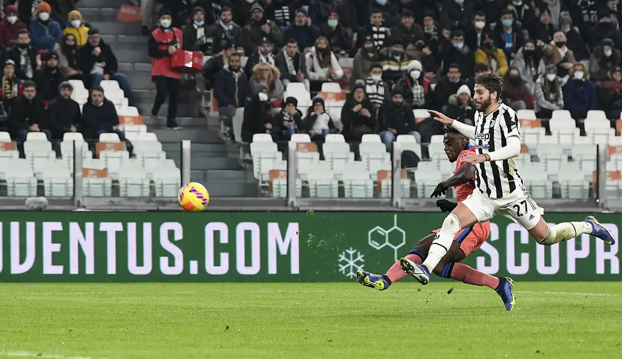 Penyerang Atalanta Duvan Zapata mencetak gol saat gelandang Juventus Manuel Locatelli mencoba menghentikannya pada laga pekan ke-14 Liga Italia di Allianz stadium, Minggu (28/11/2021) dini hari WIB. Juventus kalah 0-1 di kandang sendiri kala menjamu Atalanta. (Fabio Ferrari/LaPresse via AP)