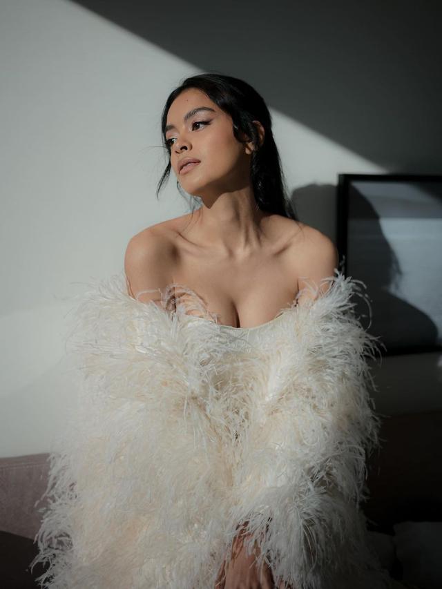 Eva Celia Tampil Memesona dengan Gaun Putih Layaknya Dewi Yunani di Malam Resepsi Pernikahan