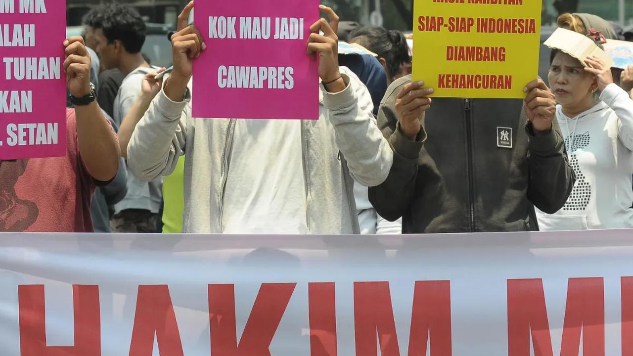 Massa Front mahasiswa Demokrasi Kawal Reformasi membentangkan poster dan spanduk saat menggelar aksi unjuk rasa di kawasan Patung Kuda, Jakarta, Senin (15/10/2023).