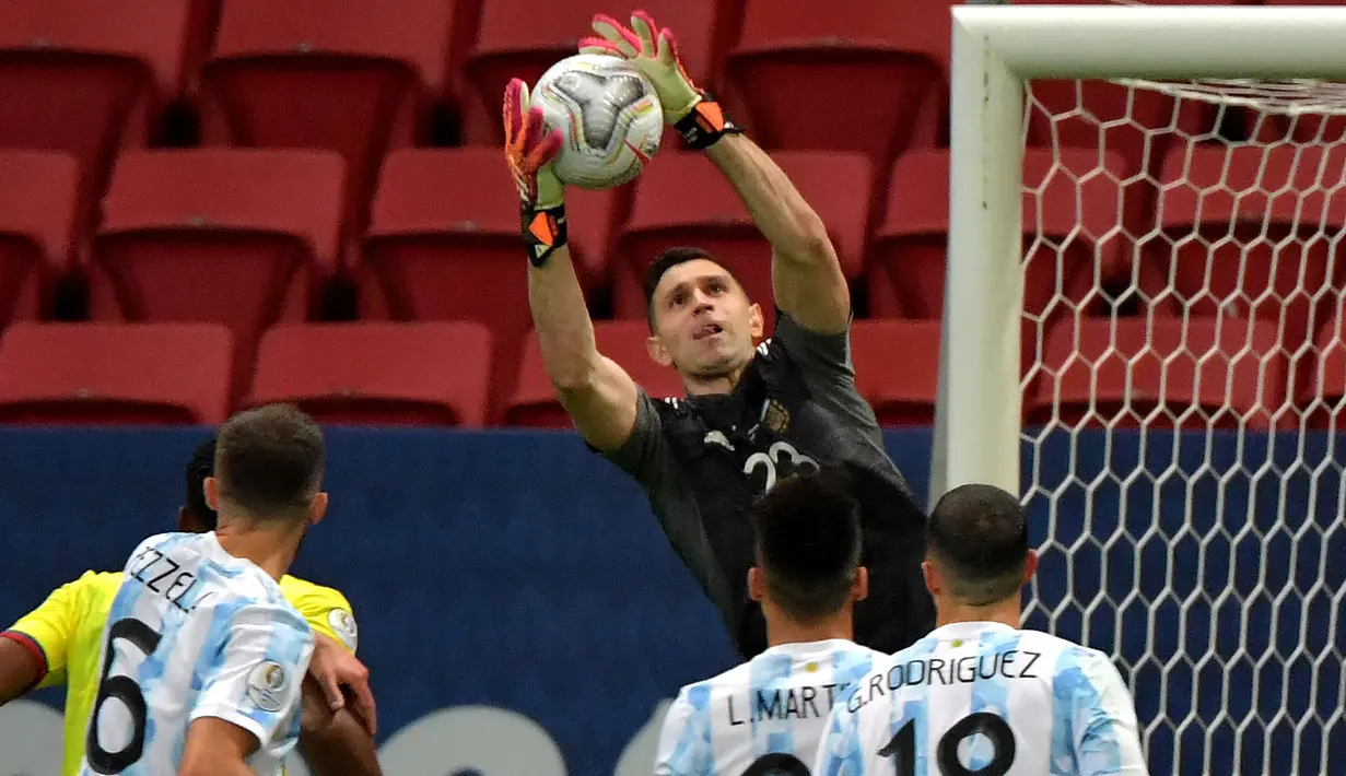 Tertinggal defisit satu gol Kolombia berbalik menyerang Argentina. Penjaga gawang Argentina, Emiliano Martinez tercatat dua kali melakukan penyelamatan ketika laga memasuki menit ke-15.(Foto: AFP/Nelson Almeida)