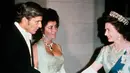 Ini adalah Elizabeth Taylor di tahun 1976 saat ia bertemu dengan Ratu Elizabeth. Elizabeth Taylor mengenakan gaun biru dan hijau berkilauan dengan perhiasan safir. Foto: Website.