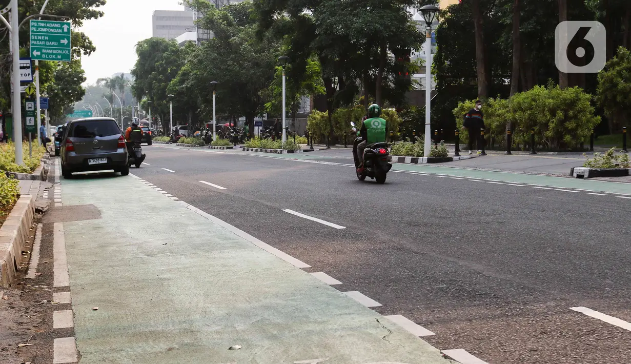 Namun demikian, sulit menepis adanya polemik keberadaan jalur khusus sepeda di DKI Jakarta saat ini. Kontroversi muncul karena proyek beranggaran besar itu faktanya tak banyak bermanfaat. (Liputan6.com/Herman Zakharia)