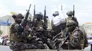 Pasukan khusus Taliban tiba di dalam Bandara Internasional Hamid Karzai setelah penarikan militer AS, di Kabul, Afghanistan, Selasa (31/8/2021).  Taliban menguasai penuh bandara internasional Kabul pada Selasa, setelah pesawat AS meninggalkannya landasan pacu. (AP Photo/Khwaja Tawfiq Sediqi)