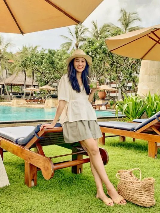 Menghadapi cuaca terik di Bali, wanita kelahiran 23 Maret 1987 ini juga nampak selalu membawa fashion item favoritnya, yakni topi serta kacamata hitam. (Liputan6.com/IG/bungazainal05)
