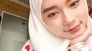 Punya mata indah dan senyuman manis, wanita kelahiran 19 Februari 1993 ini dipuji seperti bidadari oleh netizen. Pernah tergabung dalam sebuah girl grup tahun 2003 lalu, tak heran jika Inara punya paras yang memesona. Setelah menikah dengan Virgoun, Inara mantap untuk berhijrah dan berhijab. Diketahui Inara Rusli akhirnya memutuskan untuk mengenakan cadar pada Ramadhan tahun 2018. (Liputan6.com/IG/@mommy_starla)