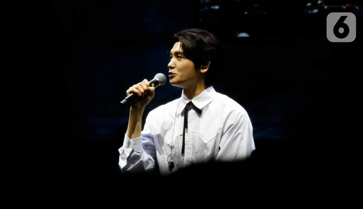 Park Hyung Sik berinteraksi dengan baik dan ramah dengan ribuan penggemarnya yang hadir di Tennis Indoor Gelora Bung Karno Senayan, Jakarta. (Liputan6.com/Herman Zakharia)