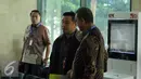Direktur PT Agung Sedayu Group, Richard Halim Kusuma (tengah) bersiap masuk ke dalam gedung KPK Jakarta, Rabu (20/4/2016). Richard hadir memenuhi panggilan KPK masuk ke dalam gedung KPK sekitar pukul 10.00 wib. (Liputan6.com/Helmi Fithriansyah)