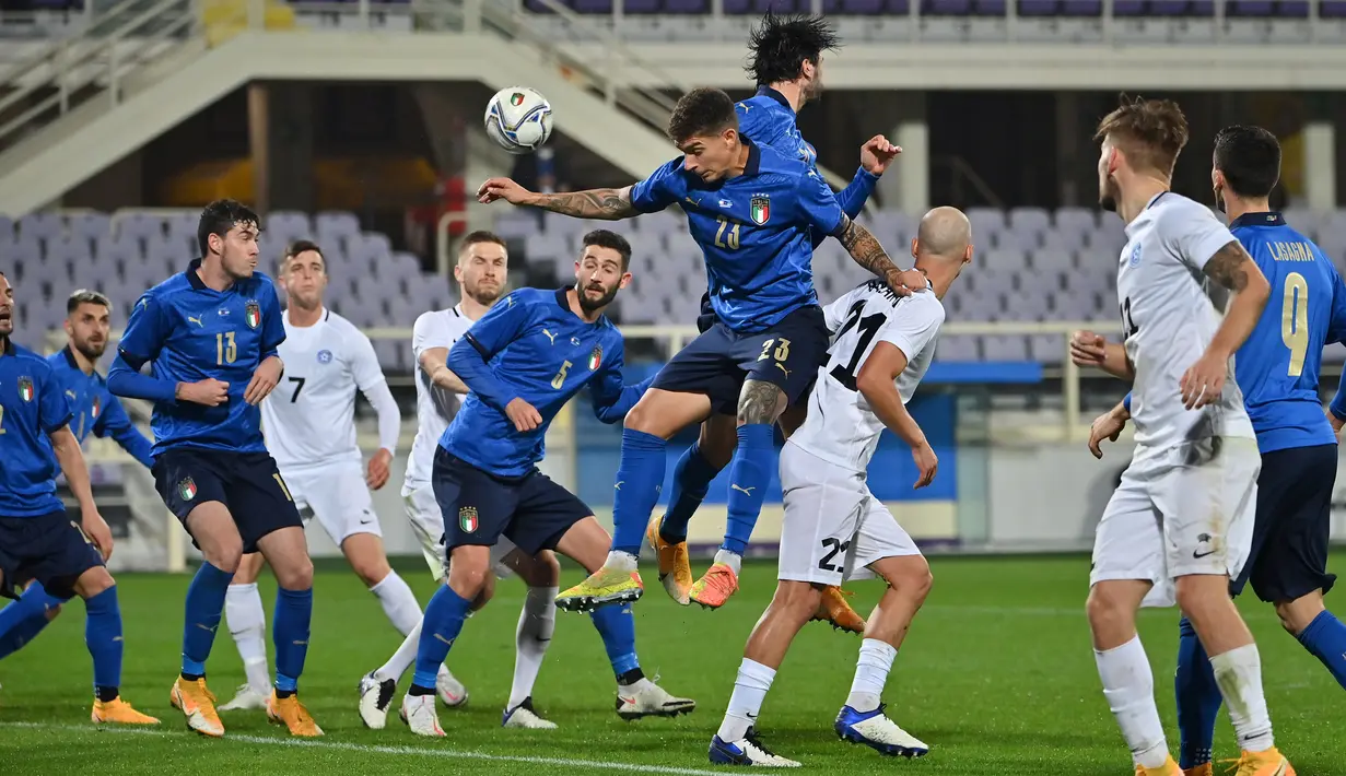 Bek Italia, Giovanni Di Lorenzo, berusaha menyundul bola saat menghadapi Estonia pada laga uji coba di Stadion Artemino Franchi, Kamis (12/11/2020) dini hari WIB. Italia menang 4-0 atas Estonia. (AFP/Alberto Pizzoli)