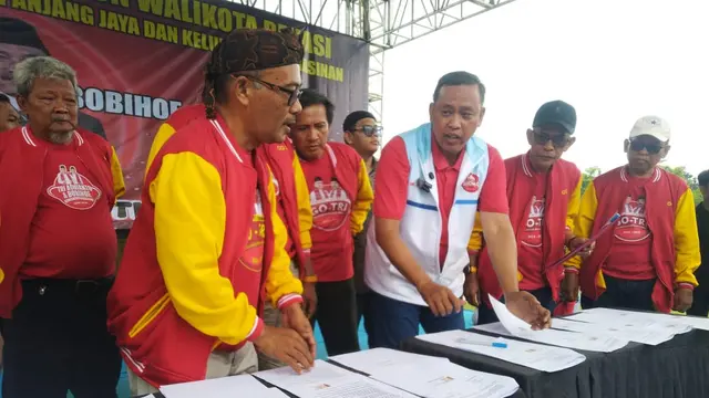 Deklarasi dukungan dari ribuan relawan GO-TRI. Deklarasi digelar di Lapangan Stadion Mini Rawalumbu, Kota Bekasi, Jawa Barat, Minggu (13/10/2204).