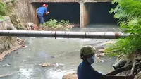 Proses pencarian bocah yang hanyut di sungai. (Foto: Damkar DKI Jakarta)