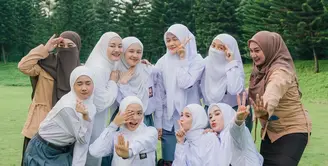 Dinda Hauw baru saja membagikan momen arisan bersama geng Butterfly-nya yang terdiri dari artis dan selebgram hijab. [Foto: IG/asrikasura/ririe_fairuz].