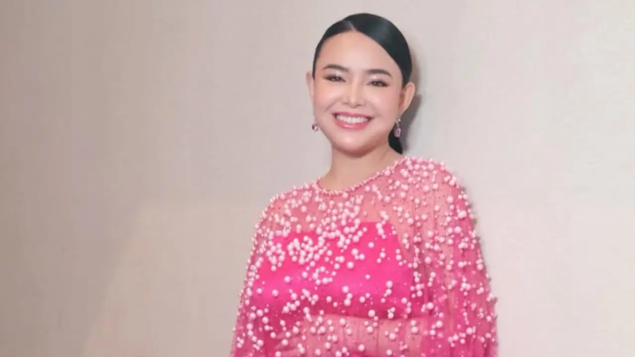 Amanda Manopo saat Premier Film CAPER pakai sepatu pink. [@bellyiverzon]