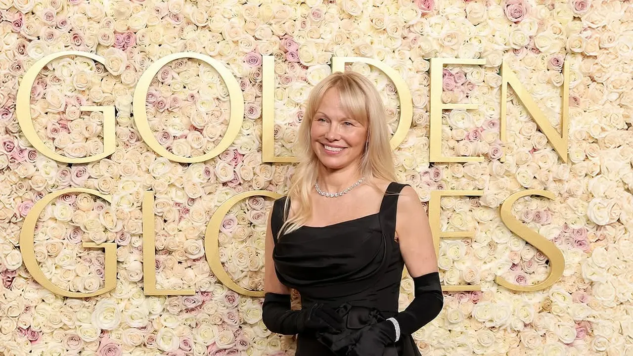 Potret Pamela Anderson Tampil Percaya Diri Tanpa Makeup di Golden Globes 2025