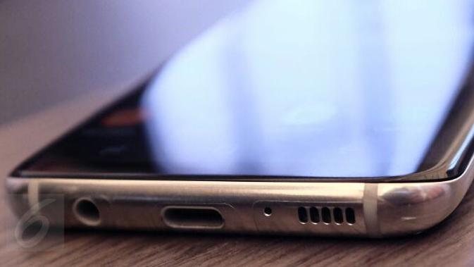 Bagian bawah bodi Samsung Galaxy S8 tertanam USB type-C, audio jack 3,5mm, dan speaker. Liputan6.com/ Iskandar