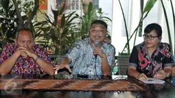 Pengamat sosial, Romo Benny Susetyo (tengah) bersama Koalisi Masyarakat Bersihkan DPR  memberi keterangan pers di Jakarta, Jumat (4/12). Koalisi itu mendukung diusutnya kasus "Papa Minta Saham" yang dilakukan Setya Novanto. (Liputan6.com/Johan Tallo)