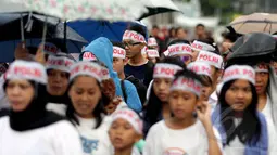 Dalam aksinya, massa mengenakan ikat kepala bertuliskan 'Save Polri', Jakarta, Minggu (8/2/2015). (Liputan6.com/Faizal Fanani)