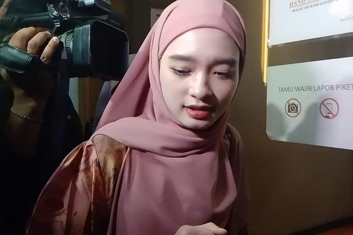 Inara Idola Rusli memenuhi panggilan Polda Metro Jaya (Liputan6.com - M Altaf Jauhar)