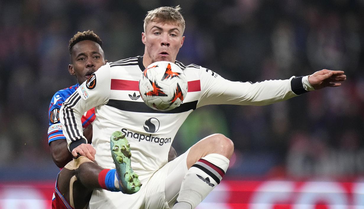 Pemain Manchester United, Rasmus Hojlund (kanan) berebut bola dengan pemain Viktor Plzen, Sampson Dweh pada laga lanjutan Liga Europa 2024/2025 di Doosan Arena, Plzen, Republik Ceska, Jumat (13/12/2024). (AP Photo/Petr David Josek)