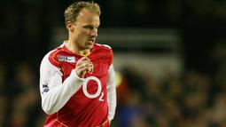 2. Dennis Bergkamp - Pria asal Belanda ini adalah seorang maestro sepak bola sekaligus legenda bagi tim London Utara, Arsenal. Total 11 musim Bergkamp habiskan masa di Arsenal dengan catatan 87 gol dari 315 penampilan. (AFP/Jim Watson)