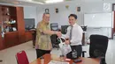 Sekretaris SCM Gilang Iskandar memberikan souvenir kepada Biro Komunikasi dan layanan Informasi Kementerian Keuangan Nufransa Wira Sakti usai beraudensi di Gedung Djuanda 1, Jakarta, Selasa (1/10/2019). Pertemuan tersebut membahas kerja sama di bidang sektor media. (Liputan6.com/Faizal Fanani)