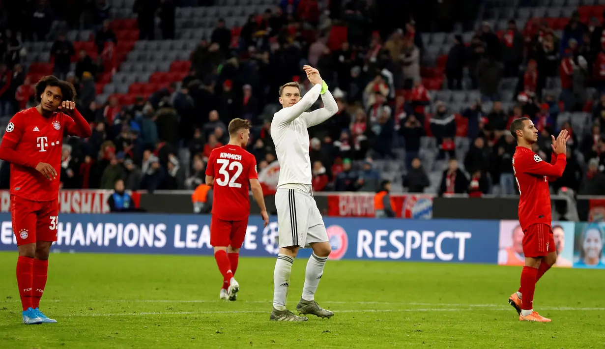 Penjaga gawang Bayern Munchen Manuel Neuer (tengah) bersama rekan-rekannya merayakan kemenangan mereka atas Tottenham Hotspur pada pertandingan Grup B Liga Champions di Munich, Jerman, Rabu (11/12/2019). Munchen mengalahkan Tottenham 3-1. (Odd ANDERSEN/AFP)