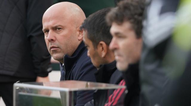 Pelatih Liverpool, Arne Slot, menunggu dimulainya pertandingan Premier League Inggris antara Liverpool dan Nottingham Forest di Liverpool, Inggris, Sabtu, 22 November 2025. (Foto AP/Ian Hodgson)