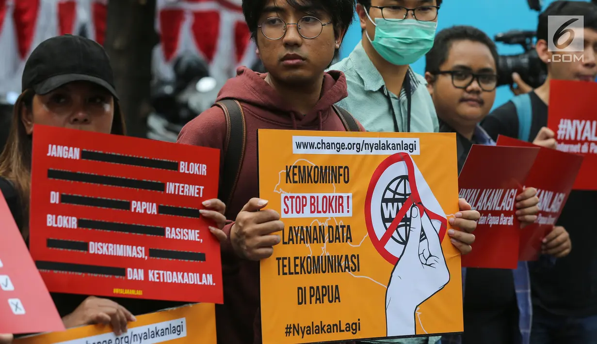 Masa aksi dari berbagai aliansi dan LBH menggelar aksi depan kantor Kominfo, Jumat (23/8/2019). Aksi solidaritas menolak pembatasan akses informasi dan internet di Papua dan Papua Barat itu meminta Kominfo mencabut pemblokiran akses internet. (Liputan6.com/Fery Pradolo)