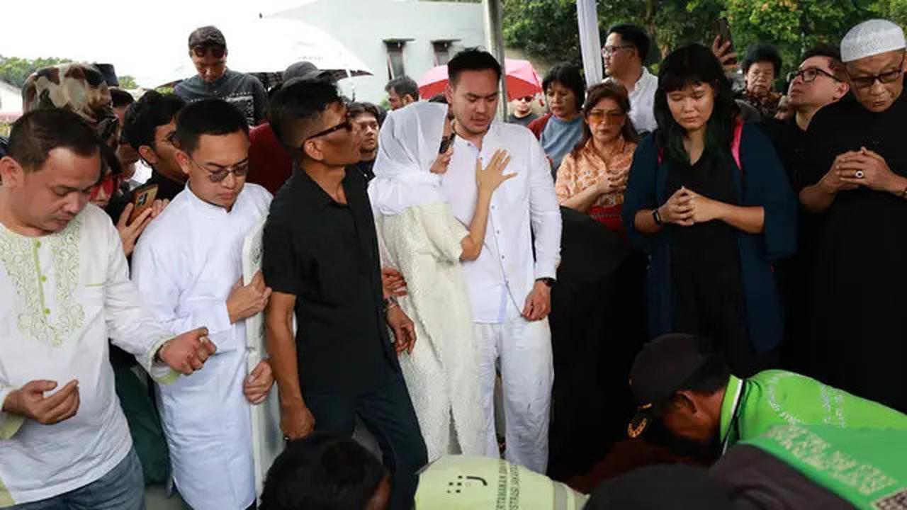 Suasana Haru Selimuti Pemakaman Aktor Senior Ray Sahetapy