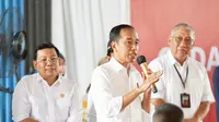 Presiden Jokowi melakukan pengecekan ketersediaan Cadangan Beras Pemerintah (CBP) di Gudang BULOG Hutalombang Padang Lawas dan Gudang BULOG Bakaran Batu Labuhan Batu, Sumatra Utara, Jumat (25/3/2024). (Foto: Istimewa)
