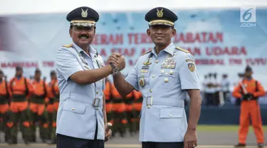 Panglima TNI Marsekal Hadi Tjahjanto (kiri), KSAU Marsekal TNI Yuyu Sutisna bersalam komando usai mengikuti upacara serah terima jabatan KSAU di Lapangan Udara Halim Perdanakusuma, Jakarta, Jumat (19/1). (Liputan6.com/Faizal Fanani)