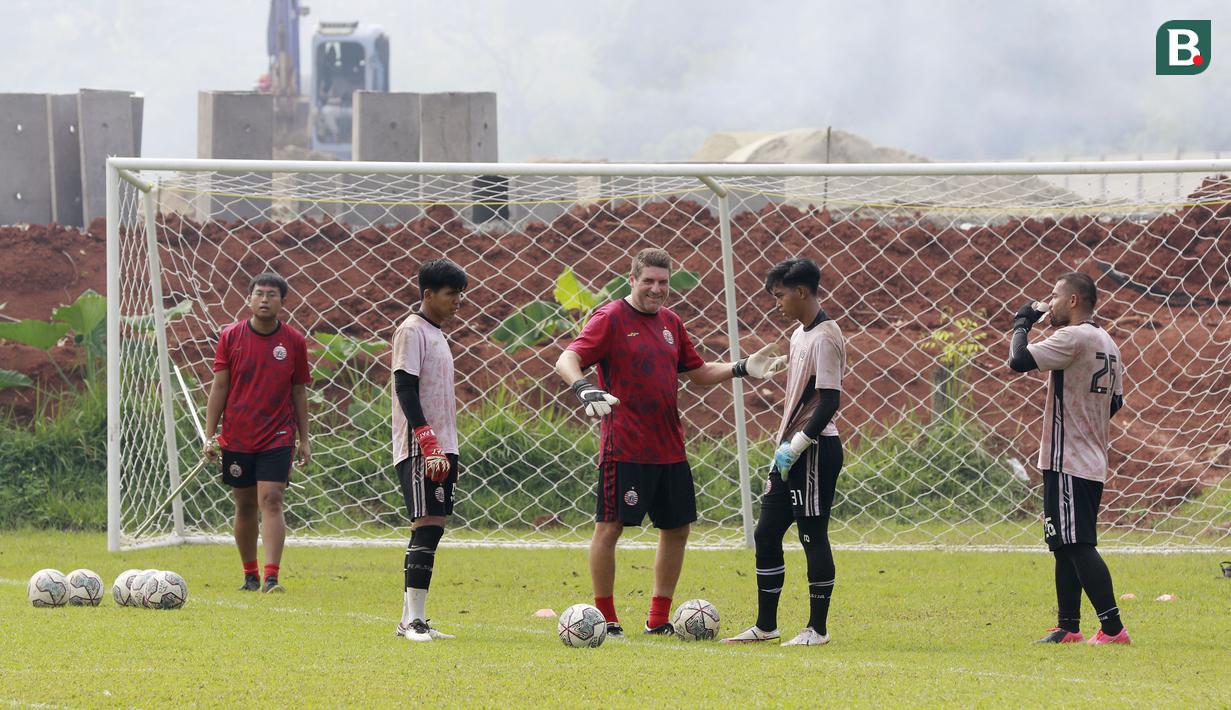 Alhasil kini Persija memiliki kiper-kiper tangguh yang kerap menjadi pahlawan baik di Tim maupun di level Timnas. (Bola.com/M Iqbal Ichsan)