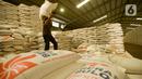 Pekerja memanggul karung beras Bulog di kawasan Kelapa Gading, Jakarta, Kamis (27/2/2020). Jelang Ramadan dan Idul Fitri 2020 Perusahaan Umum Badan Urusan Logistik atau Perum Bulog siap mengamankan pasokan beras di seluruh wilayah Indonesia mencapai 1,7 juta ton. (merdeka.com/Imam Buhori)