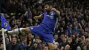 Striker Chelsea, Diego Costa, merayakan gol yang dicetaknya ke gawang Stoke City pada laga Liga Inggris di Stadion Stamford Bridge, Inggris, Sabtu (31/12/2016). (AFP/Ian Kington)