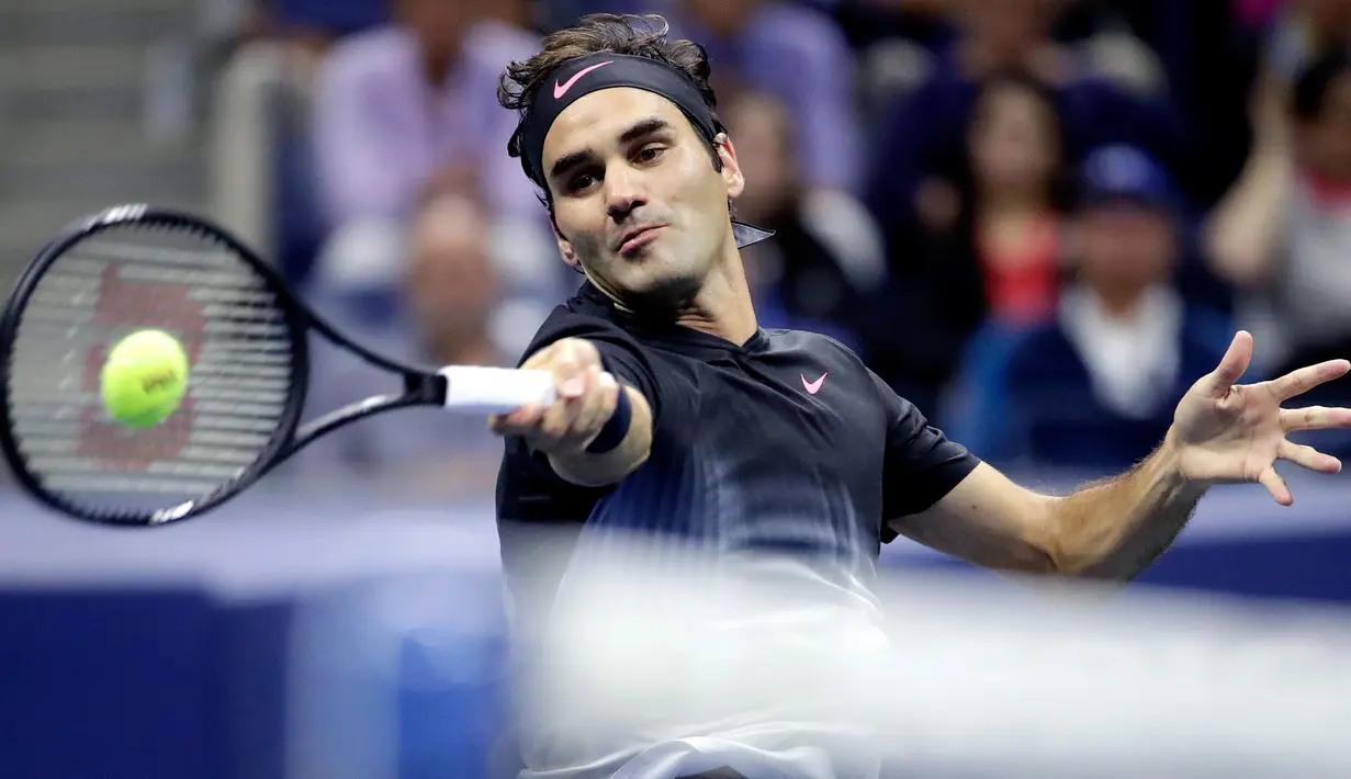 Petenis Swiss, Roger Federer mengembalikan bola ke arah petenis Argentina, Juan Martin del Potro pada babak perempat final AS Terbuka 2017 di New York, Rabu (6/9). Unggulan ketiga asal Swiss itu takluk di tangan del Potro. (AP Photo/Julio Cortez)