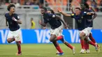 Para pemain timnas Prancis U-17 merayakan kemenangan setelah mengalahkan Senegal dalam adu penalti pada 16 besar Piala Dunia FIFA U-17 di Jakarta International Stadium, Rabu 22 November 2023. (AP Photo/Dita Alangkara)