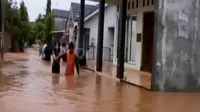 Banjir berarus deras membuat panik warga Pati, hingga Pemprov Jatim telah menyiapkan tempat penampungan untuk eks Gafatar.