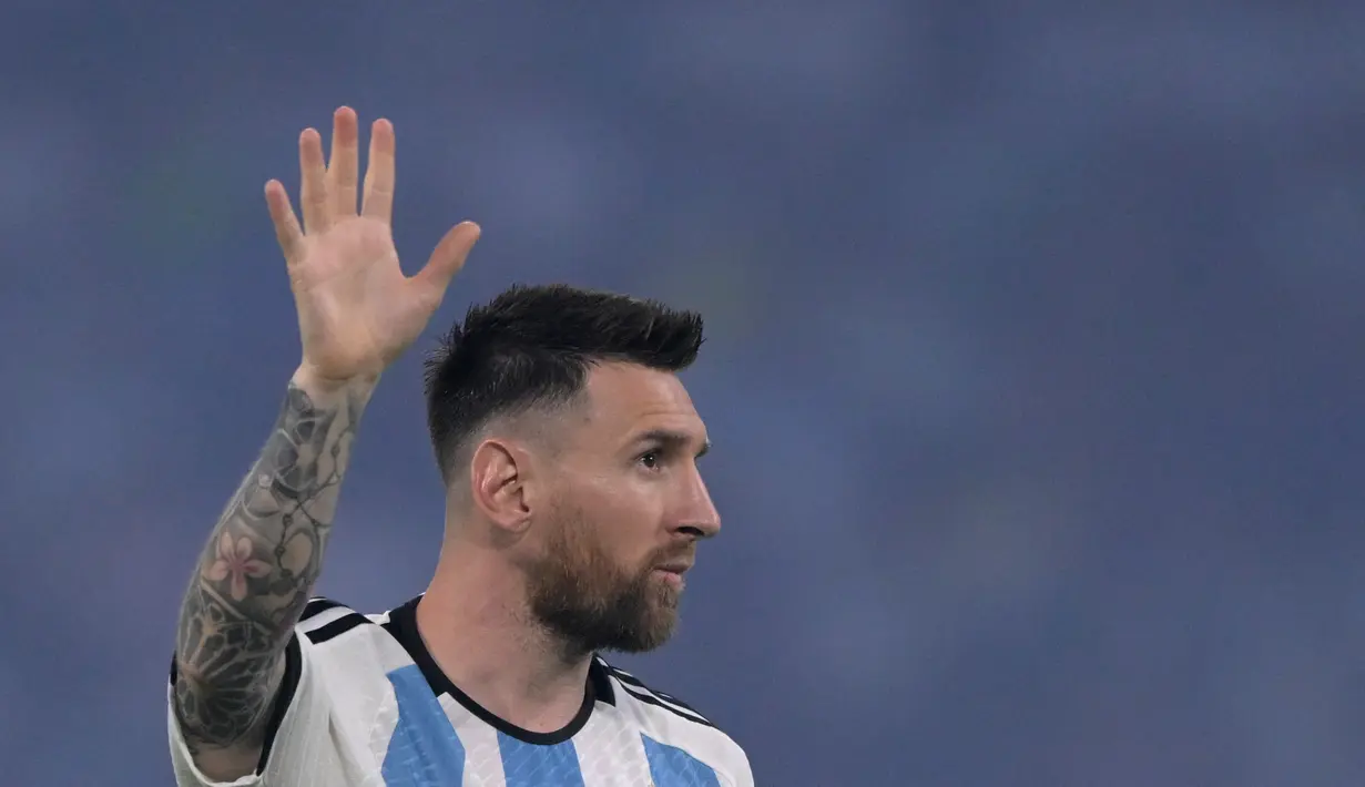 Messi menjadi pemain ketiga di dunia yang berhasil menembus 100 gol bagi tim nasional. Penyerang Paris Saint-Germain (PSG) itu hanya kalah dari Cristiano Ronaldo (122 gol) dan Ali Daei (109 gol). (JUAN MABROMATA/AFP)