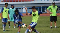 Pelatih Persib Bandung, Mario Gomez (kanan), memimpin sesi latihan di Lapangan Arcamanik Kota Bandung, Rabu (18/4/2018). (Bola.com/Muhammad Ginanjar)