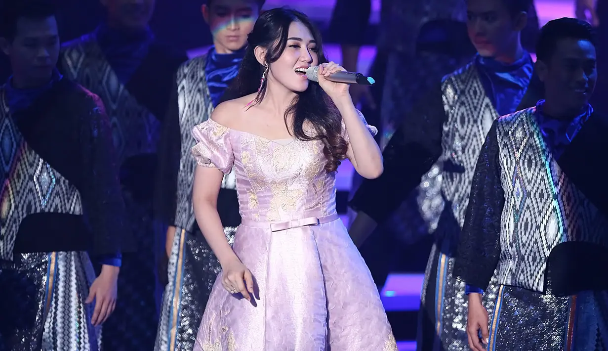 Kedepannya, ia berharap bisa melakukan yang terbaik lagi, dan terus belajar lebih baik lagi. Juga kariernya lebih bagus dan makin disayang oleh masyarakat. (Bambang E. Ros/Bintang.com)