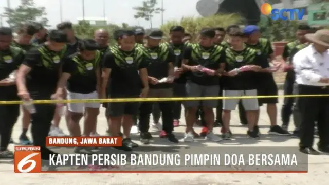 Sang kapten Supardi Natsir memimpin doa singkat bersama, berharap agar arwah almarhum mendapat tempat yang mulia di sisi Tuhan Yang Maha Kuasa.