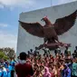 Sejumlah siswa berfoto bersama di depan Monumen Pancasila Sakti, Lubang Buaya, Jakarta, Minggu (1/10). Bertepatan dengan hari Kesaktian Pancasila, sejumlah pelajar mengadakan napak tilas ke monumen Kesaktian Pancasila. (Liputan6.com/Faizal Fanani)