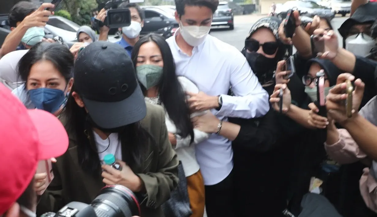 Rachel Vennya di Polda Metro Jaya ( KapanLagi.com/Muhammad Akrom Sukarya)