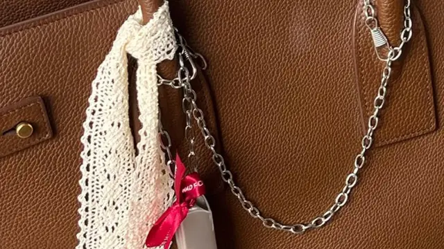 Bag Charm Berevolusi dari Hand Sanitizer, Lipstik, sampai Inhaeler, Semua Bisa Digantung