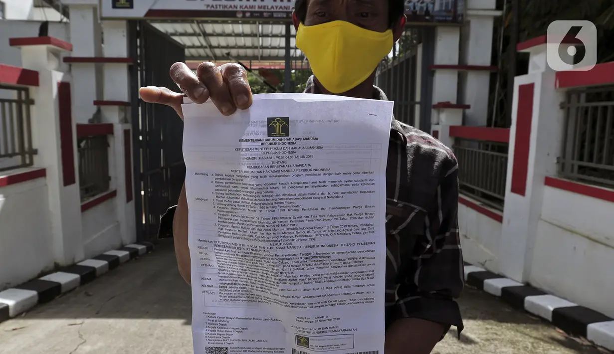 Narapidana menunjukan surat  usai mendapat pembebasan bersyarat melalui program asimilasi dan integrasi terkait pandemi virus corona COVID-19 di Rutan Kelas I Depok, Jawa Barat, Selasa (7/4/2020). Sekitar 290 narapidana mendapatkan pembebasan bersyarat. (Liputan6.com/Johan Tallo)