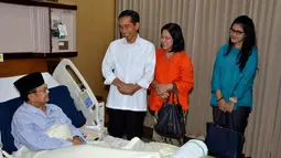 Presiden Joko Widodo (Jokowi) didampingi Ibu Negara, Iriana, bersama putri keduanya, Kahiyang Ayu saat menjenguk BJ Habibie di RSPAD Gatot Soebroto, Jakarta, (28/10/2014). (rumgapres/Agus Suparto)