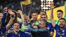 <p>Maurizio Sarri. Pelatih asal Italia yang membesut Chelsea satu musim penuh pada musim 2018/2019 ini mampu mempersembahkan satu trofi bagi The Blues, yaitu berupa trofi Liga Europa musim 2018/2019 usai mengalahkan Arsenal di laga final dengan skor telak 4-1. Di akhir musim ia memilih meninggalkan Chelsea untuk berlabuh di Juventus. (AFP/Kirill Kudryavtsev)</p>