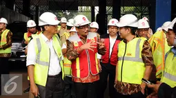 Wagub DKI Jakarta, Djarot Saiful Hidayat (tengah) berbincang dengan pengelola GBK saat meninjau perkembangan renovasi Stadion GBK Jakarta, Selasa (18/10). Pengerjaan renovasi Stadion GBK ditargetkan selesai Oktober 2017. (Liputan6.com/Helmi Fithriansyah)