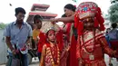 Seorang wanita membantu putrinya bersiap mengikuti pemujaan Kumari di Hanuman Dhoka, Kathmandu, Nepal, Senin (4/9). (AP Photo/Niranjan Shrestha)