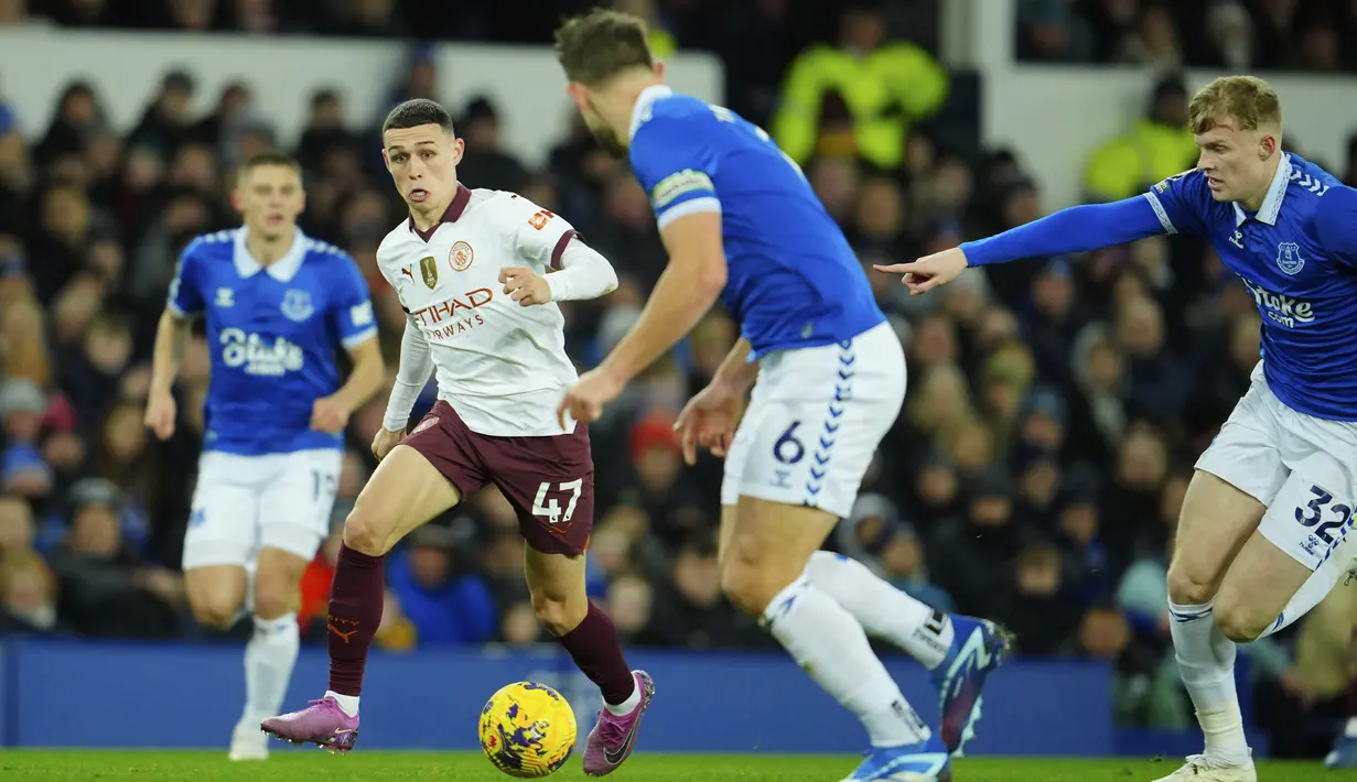 Man City pun bangkit di babak kedua dan mencetak tiga gol, masing-masing lewat aksi Phil Foden, Julian Alvarez, dan Bernardo Silva. (AP Photo/Jon Super)