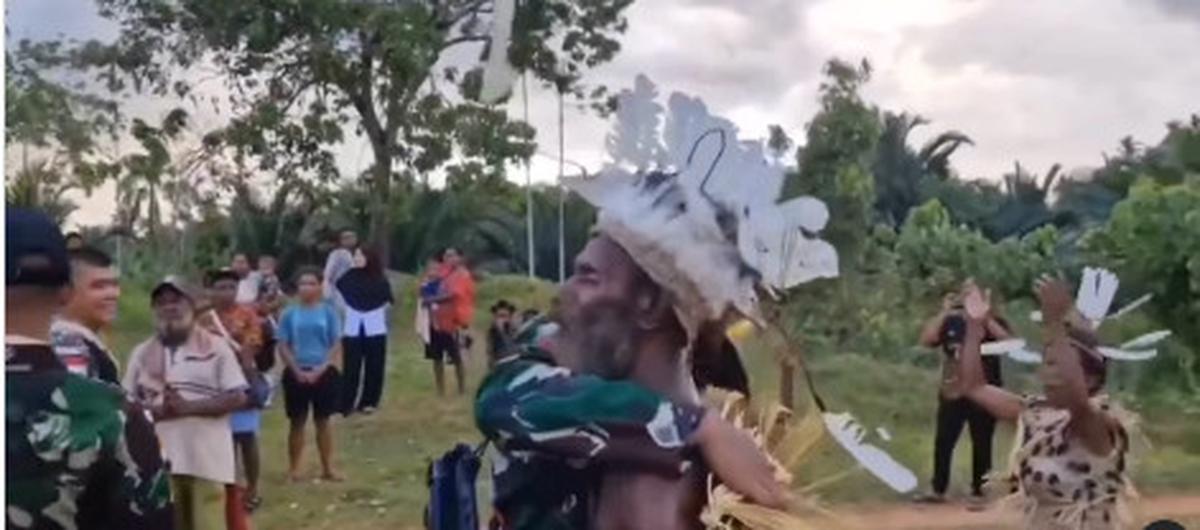 Tugas Selesai, Tangis Prajurit TNI Pecah saat Perpisahan dengan Warga Papua
